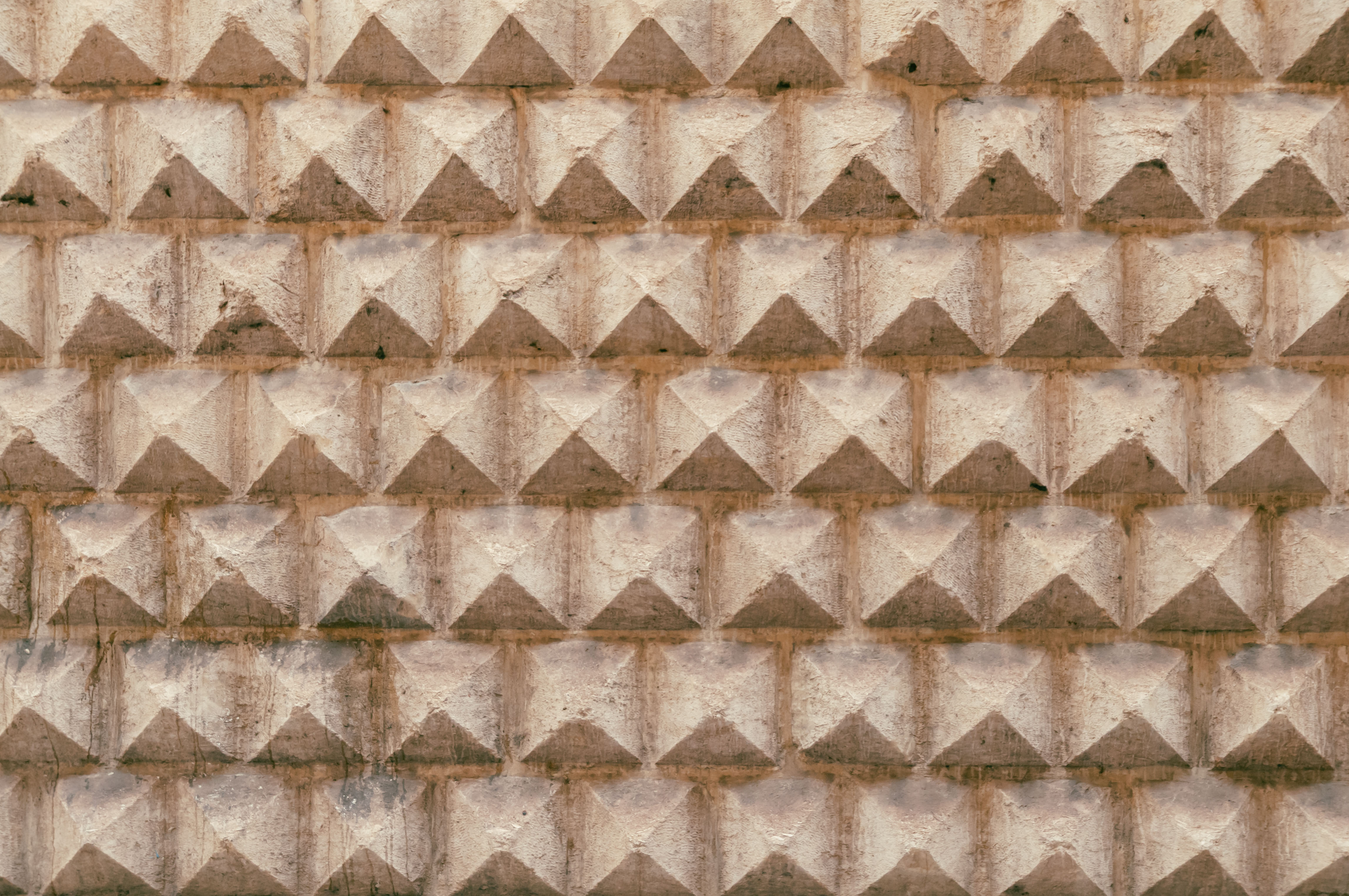 Pyramid shaped stone wall pattern